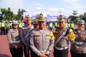 Direktur Lalu Lintas Polda Sumut, KBP Firman Darmansyah, S.I.K., didampingi jajaran, saat diwawancarai Operasi Keselamatan Toba 2026.