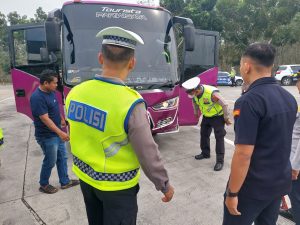 Pelaksanaan Operasi Keselamatan Toba 2026 petugas melakukan pemeriksaan pengemudi dan awak angkutan umum.