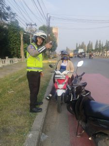 Petugas memberikan edukasi pendekatan humanis kepada pengendara sepeda motor pada Operasi Keselamatan Toba 2026.