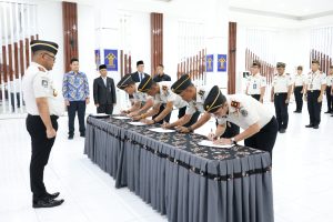 Penandatanganan Dokumen Pakta Integritas, Komitmen Bersama Piagam Pencanangan ZI, serta Perjanjian Kinerja oleh Kepala Kantor Wilayah dan Pejabat Struktural Kantor Wilayah serta Kepala Unit Pelaksana Teknis Keimigrasian se-Sumatera Utara.