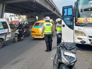 Petugas melakukan penindakan teguran terhadap kendaraan.