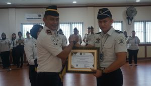 Kepala Lembaga Pemasyarakatan (Lapas) Kelas I Medan memberikan piagam penghargaan kepada pegawai berprestasi, Frans Julius Purba.