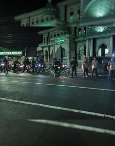 Personel Batalyon A Pelopor Satuan Brimob Polda Sumatera Utara melaksanakan Kegiatan Rutin yang Ditingkatkan (KRYD) skala besar di wilayah hukum Polrestabes Medan.