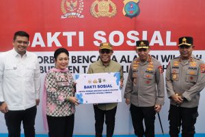 Kapolri Jenderal Pol. Listyo Sigit Prabowo bersama Ketua Komisi IV DPR RI Siti Hediati Hariyadi Soeharto menyalurkan bantuan sosial bagi masyarakat terdampak bencana alam.