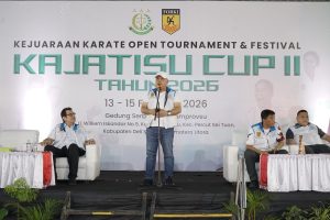 Foto : Kepala Kejaksaan Tinggi Sumatera Utara Dr. Harli Siregar, SH., M.Hum, secara resmi menutup turnamen Kajati Sumut Cup II Tahun 2026, Bertempat di Gedung Olah Raga (GOR) Pancing, Kabupaten Deli Serdang, Minggu (15/2/2026). 