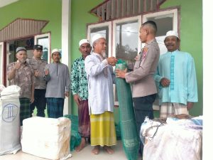 Polri membantu 150 sak semen serta perlengkapan ibadah berupa karpet, Al Quran, dan pakaian salat ke Masjid Al-Huda di Kelurahan Hutanabolon.