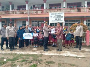 Kapolri Listyo Sigit Prabowo menyalurkan paket perlengkapan sekolah di SDN 153028 Padang Masiang 1.