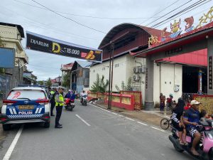 Petugas melakukan pengamanan dalam rangka perayaan Hari Raya Imlek 2026 di rumah ibadah vihara pelaksanaan sembahyang umat Tionghoa.