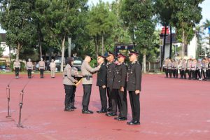 Wakapolda Sumut Brigjen pol Sonny Irawan, menyematkan tanda kehormatan Satyalancana Kesetiaan kepada personel Polda Sumatera Utara.