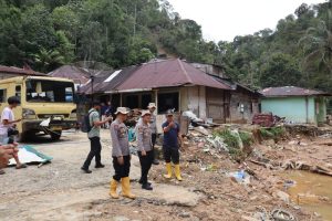 Kapolres Tapanuli Tengah, AKBP Muhammad Alan Haikel, S.K.M., S.I.K., M.I.K., meninjau lokasi terdampak banjir dan tanah longsor di wilayah Kecamatan Sitahuis.