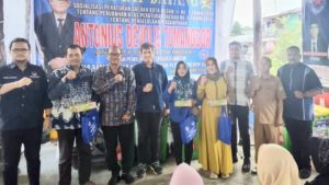 Antonius Anggota DPRD Kota Medan dari Fraksi Nasional Demokrat (NasDem) foto bersama Plt Camat Medan Barat Plt Maswan Harahap, Lurah Sei Agul, Surya Setia Harahap, S.STP Kepala Lingkungan Siahaan, Ketua PAC Partai NasDem Medan Barat, Ronaldo Tumanggor.