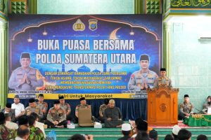Kapolda Sumut, Irjen Pol Whisnu Hermawan Februanto, saat memberikan kata sambutan pada acara buka puasa bersama di Masjid Al-Hidayah Mapolda Sumut.