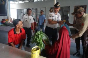 Lembaga Pemasyarakatan (Lapas) Kelas I Medan memberikan bantuan sosial (bansos) berupa paket sembako dan hasil panen kangkung kepada keluarga warga binaan pemasyarakatan (WBP) yang berkunjung.