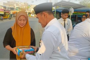 Rutan Kelas I Labuhan Deli melaksanakan berbagi takjil kepada masyarakat sekitar dan pengguna jalan di lingkungan sekitar Rutan.