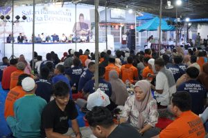 Penuh khidmat dan kebersamaan, warga binaan berbuka puasa bersama keluarga dan petugas.