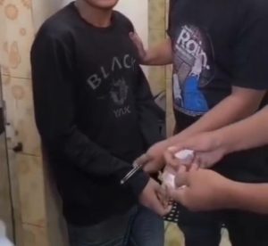 Seorang pria diamankan petugas saat melakukan transaksi di kamar mandi SPBU Patumbak.
