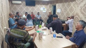 Doa bersama yang dibawakan salah satu wartawan, Bambang Sri Kurniawan.