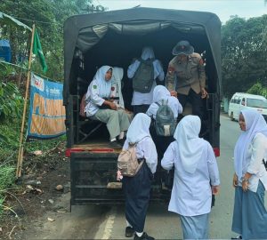 Personel Posko Utama Garoga, Kecamatan Batang Toru, Kabupaten Tapanuli Selatan, melaksanakan penjemputan dan pengantaran anak-anak sekolah yang terdampak bencana alam.