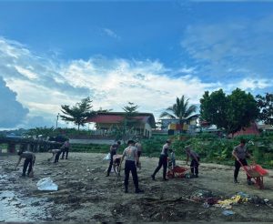 Personel Kompi 4 Batalyon C Satuan Brimob Polda Sumatera Utara melakukan pembersihan sampah di kawasan Pantai Sirao, Kota Gunungsitoli.