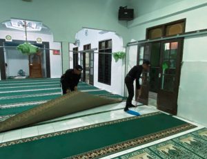 Personel jajaran Batalyon A Pelopor Satuan Brimob Polda Sumatera Utara melaksanakan Jumat Bersih di Masjid.