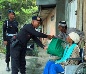 Personel Batalyon A Pelopor Satuan Brimob Polda Sumatera Utara menyalurkan paket sembako kepada masyarakat yang membutuhkan.