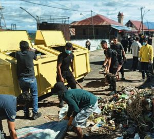 Personel Batalyon C Satuan Brimob Sumut bersama unsur Forkopimcam serta tokoh-tokoh pelayanan masyarakat melakukan pembersihan di sejumlah fasilitas umum.