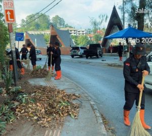 Personel Satuan Brimob Polda Sumatera Utara membersihkan lingkungan di sepanjang Jalan Bandar Sono.