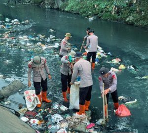 Personel Kompi 3 Batalyon-A Sat Brimob Polda Sumut melaksanakan kurve bakti sosial membersihkan aliran sungai di Jalan Bhayangkara, Kecamatan Medan Tembung.