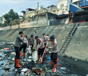 Personel Kompi 1 Batalyon A Pelopor Satuan Brimob Polda Sumatera Utara melaksanakan kurve di area parit busuk yang berada di samping Mako Sat Brimob Polda Sumut.