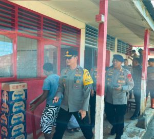 Wakil Kepala Kepolisian Daerah Sumatera Utara Brigjen Pol Sonny Irawan, S.I.K., M.H., bersama Komandan Satuan Brimob Polda Sumut Kombes Pol Rantau Isnur Eka, S.I.K., M.M., M.H., M.Han melakukan peninjauan di UPTD Sekolah Dasar Negeri 153065 Desa Lopian.