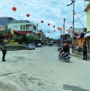 Personel Kompi 4 Batalyon C Satuan Brimob Polda Sumatera Utara melaksanakan patroli Harkamtibmas di Kota Gunungsitoli pada perayaan Hari Raya Imlek.
