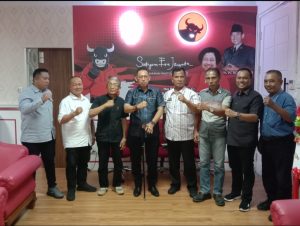 Perwakilan Perhimpunan Pedagang Pasar Aksara, foto bersama Ketua DPRD Kota Medan, Drs. Wong Chun Sen Tarigan, M.Pd.B dan Staf Ahli Ketua DPRD Medan.