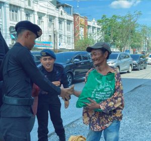 Personel Batalyon A Pelopor Satuan Brimob Polda Sumut menyalurkan paket sembako kepada masyarakat yang membutuhkan.
