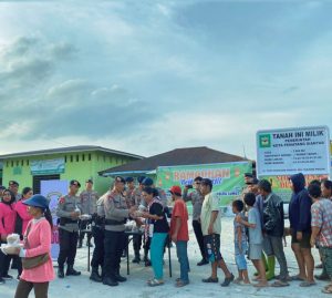 Personel dan Bhayangkari jajaran Batalyon B Satuan Brimob Polda Sumut berbagi takjil kepada masyarakat.