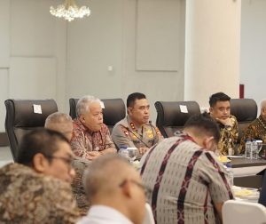 Foto : Dr. Harli Siregar, SH., M.Hum, Kepala Kejaksaan Tinggi (Kajati) Sumatera Utara, turut serta dalam Rapat Koordinasi High Level Meeting yang berlangsung di Aula Raja Inal Siregar, Kantor Gubernur Sumatera Utara. Jumat(6/2).