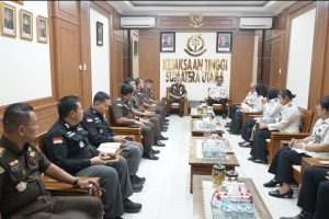 Foto : Kepala Kejaksaan Tinggi Sumatera Utara, Dr. Harli Siregar, SH., M.Hum, menerima kunjungan audiensi dari jajaran Direktorat Jenderal Pemasyarakatan Kantor Wilayah Sumatera Utara yang dipimpin oleh Yudi Suseno, Bc.IP, SPd, M.Si, bersama Kepala Balai Pemasyarakatan (Bapas) Kelas I Medan, Kristen Napitupulu, Bc.Ip., SH, beserta jajaran. Pertemuan berlangsung di ruang transit Kejati Sumut. Selasa (10/2).