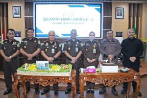 Foto : Kepala Kejaksaan Tinggi Sumatera Utara, Dr. Harli Siregar, SH., M.Hum, bersama Wakajati Sumut Abdullah Noer Denny, SH., MH, mengikuti jalannya acara secara daring dari Aula Cipta Kerta, Medan. Kamis(12/2). (BM-red).