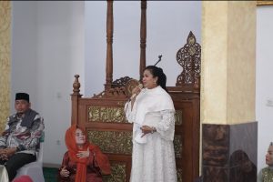 Foto : Ketua IAD Sumatera Utara, Ny. Tiurmaida Harli Siregar, menyampaikan rasa terima kasih atas kesuksesan penyelenggaraan acara ini. Beliau menekankan pentingnya kesatuan visi di tengah keberagaman latar belakang anggota IAD. bertempat di Gedung Pertemuan IAD, Komplek Kejaksaan Tinggi Sumatera Utara, Medan. Kamis (12/2). (BM-red).