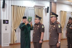 Foto : Kajati Sumut, Dr. Harli Siregar, SH., M.Hum, resmi melantik dua pejabat baru di lingkungan Kejaksaan Tinggi Sumatera Utara,Sapta Putra, SH., M.Hum sebagai  Kajari Deli Serdang, Hasbi Kurniawan, SH., MH sebagai Kajari Padang Lawas, bertempat di Aula Cipta Kerta Lantai III, Kantor Kejati Sumut, Medan, Rabu (18/2/2026). (BM-red)