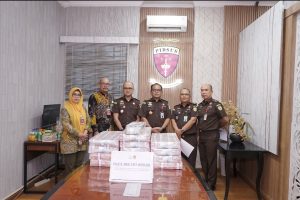 Foto : Tim Penyidik Kejaksaan Tinggi Sumatera Utara (Kejati Sumut) resmi menerima pengembalian kerugian keuangan negara sebesar Rp13.185.197.899,60 dari PT Hutama Karya (Persero), terkait dengan proyek Penataan Kawasan Waterfront City Pangururan dan Kawasan Tele Tahun Anggaran 2022 yang memiliki nilai kontrak jumbo sebesar Rp161,5 miliar. Senin (23/2/2026). Bertempat di ruang Bidang Tindak Pidana Khusus Kejati Sumut. (BM).