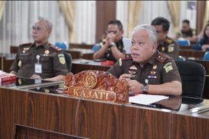 Foto : Kajati Sumut, Dr. Harli Siregar, SH., M.Hum, bersama jajaran menerima paparan lengkap dari Jaksa Penuntut Umum Cabang Kejaksaan Negeri Toba di Porsea. Kajati Sumut memutuskan penyelesaian perkara dengan pendekatan restoratif justice (RJ). Senin,(23/2). (BM-red).