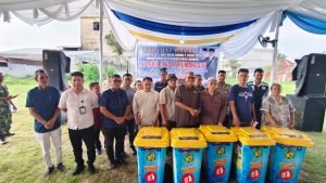 Anggota DPRD Kota Medan, Antonius Devolis menyerahkan bantuan tong sampah sebagai bentuk dukungan terhadap kebersihan lingkungan.