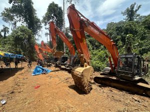 Tim gabungan Brimob bersama Ditreskrimsus Polda Sumut menyita 14 ekskavator di lokasi tambang emas ilegal di Kecamatan Siabu, Kabupaten Mandailing Natal (Madina), Sumatera Utara.