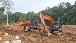 Alat berat excavator yang digunakan untuk aktivitas tambang emas ilegal di perbatasan Kabupaten Tapanuli Selatan (Tapsel) dan Mandailing Natal) Madina) diamankan Polda Sumut.