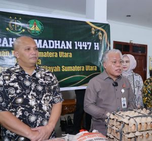 Foto : Kajatisu Dr. Harli Siregar, SH., M.Hum, Berkolaborasi dengan Ikatan Adhyaksa Dharmakarini (IAD) Wilayah Sumut, Korps Adhyaksa ini menggelar Pasar Murah Ramadhan yang diserbu warga dan pegawai,  Jumat (6/3/2026). (BM-red).