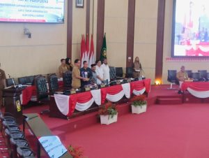Wali Kota Medan, Rico Tri Putra Bayu Waas, menyerahkan isi laporan LKPJ Pemko Medan Tahun 2025 kepada Ketua DPRD Medan Drs. Wong Chun Sen Tarigan.