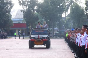 Kapolda Sumatera Utara, Irjen Pol Whisnu Hermawan Februanto, melakukan pengecekan Pasukan Operasi Ketupat Toba 2026 di Lapangan KS Tubun Mapolda Sumut.