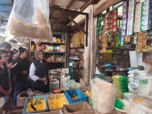 Kanit 2 AKP Indah Handayani, S.H., M.H. bersama personel Ditreskrimsus, melakukan inspeksi mendadak (sidak) di Pasar Sei Sikambing, Kota Medan.