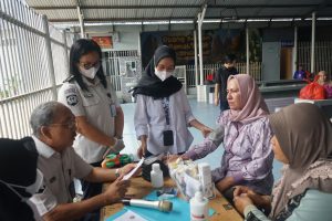 Petugas Klinik Pratama serta jajaran pegawai Lapas Kelas I Medan, melakukan pemeriksaan kesehatan gratis bagi masyarakat yang datang berkunjung.