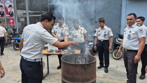 Petugas Rutan Kelas I Labuhan Deli dipimpin langsung Karutan Kelas I Labuhan Deli, Eddy Junaedi, membakar barang sitaan hasil razia.